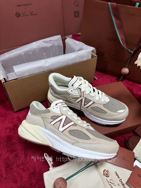 뉴발란스 X 로로피아나 990V6 스니커즈
