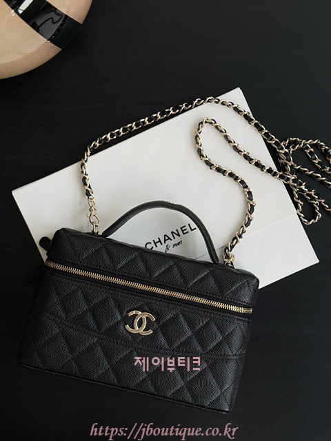 샤넬 2024/25 크루즈 쇼 롱 베니티 체인 탑핸들