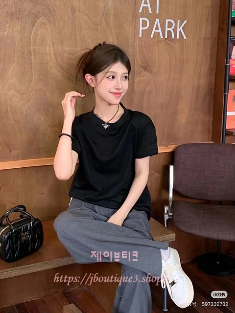 프라다 반팔 티셔츠 (남녀 공용)