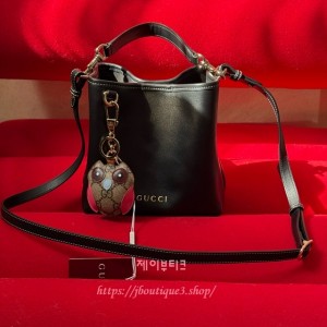 구찌 GG 엠블럼 버킷백 스몰
