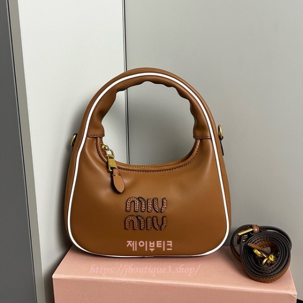 미우미우 완더 가죽 백