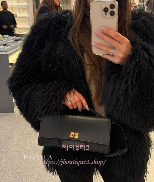 발렌시아가 벨 에어 클러치 온 스트랩