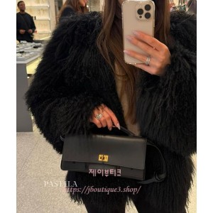 발렌시아가 벨 에어 클러치 온 스트랩