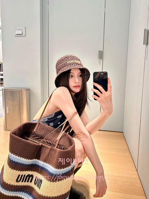 미우미우 라피아 토트백