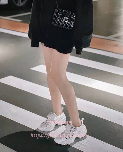 로저비비에 비브 런 라이트 트레키 스니커즈