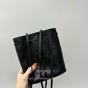 미우미우 나파 가죽 파우치