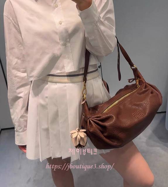 미우미우 나파 레더 몽크 숄더백