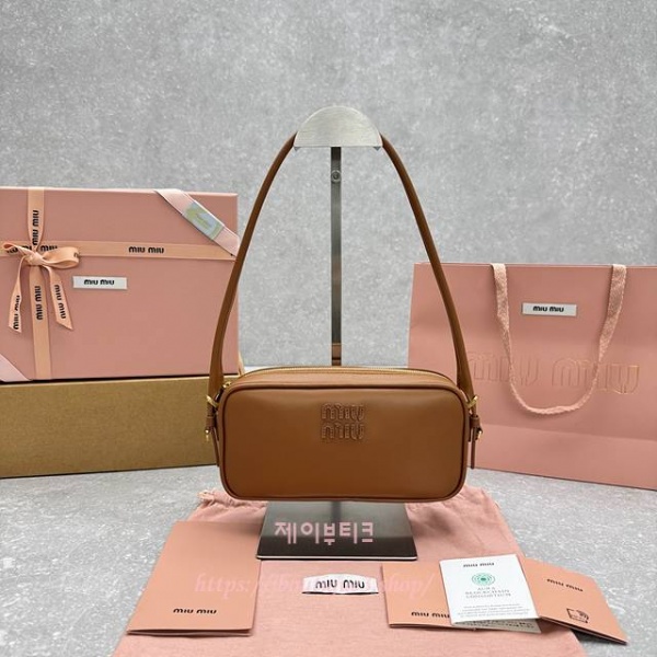 미우미우 가죽 파우치