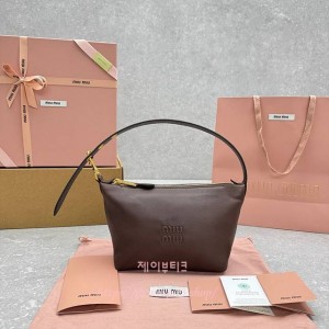 미우미우 나파 가죽 파우치