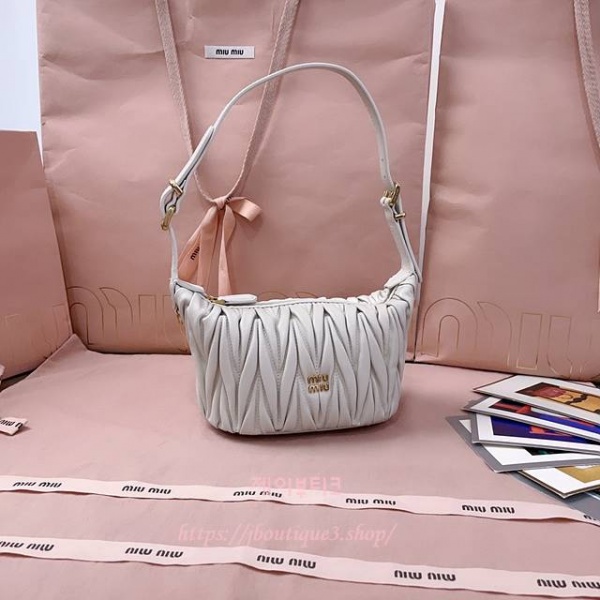 미우미우 마테라쎄 나파 가죽 파우치