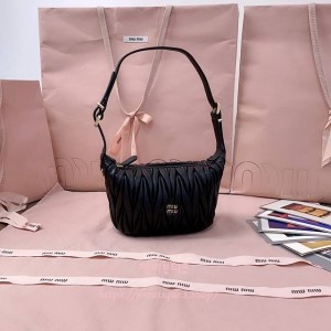 미우미우 마테라쎄 나파 가죽 파우치