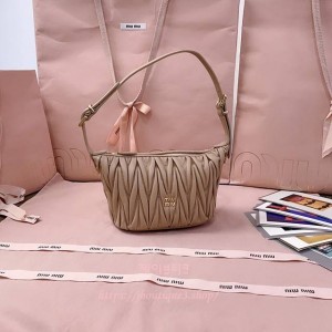 미우미우 마테라쎄 나파 가죽 파우치