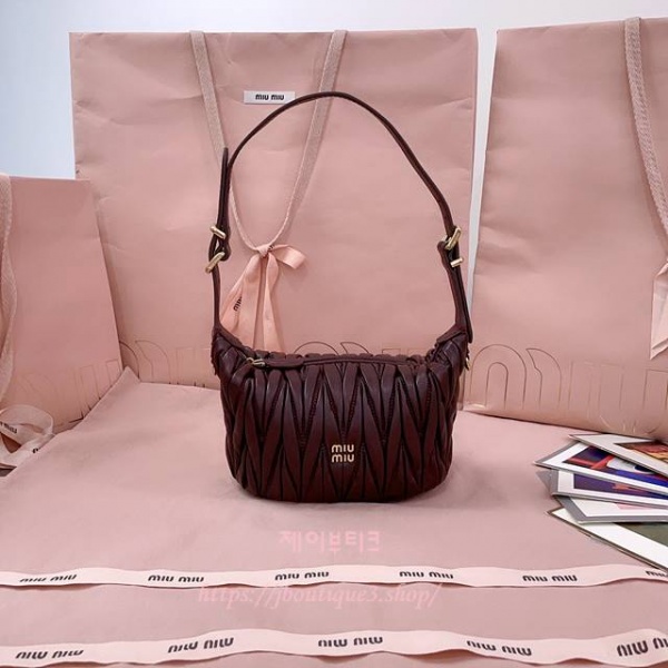 미우미우 마테라쎄 나파 가죽 파우치