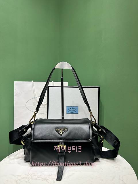 프라다 익스플로어 미디엄 리나일론 숄더백