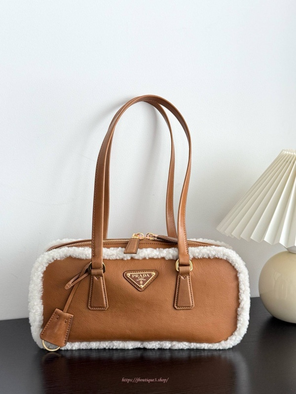 프라다 미디엄 시어링 투 핸들 백