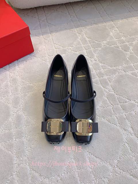 페라가모 뉴 바라 플레이트 발레 펌프스