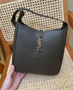 생로랑 LE5A7 호보백